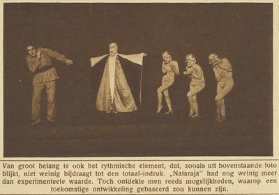 870248 Afbeelding van een scène uit het maskerspel 'Nataraja' onder regie van Albert van Dalsem, in de Schouwburg ...